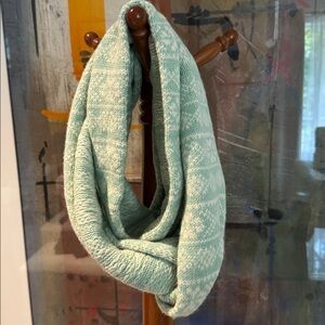 GAP Women’s Winter Knit Infinity Scarf